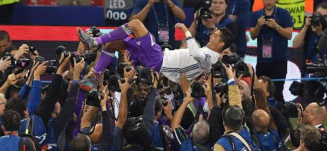 Cristiano Ronaldo, manteado por sus compañeros tras ganar la Duodécima.