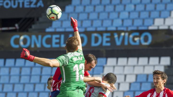 Oblak salta a despejar un balón en el partido contra el Celta.