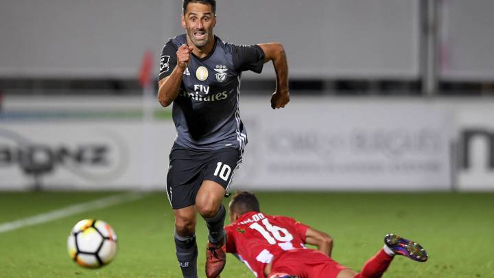 Jonas (Benfica) se lleva el balón para iniciar la jugada del 1-3 tras derribar al jugador del Aves Nildo.