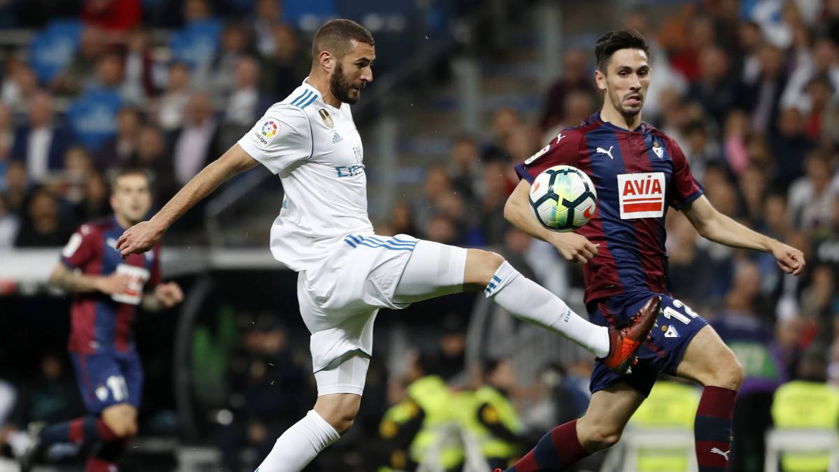 Benzema ante el Eibar.