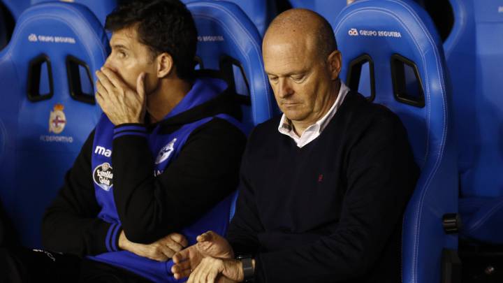 Pepe Mel mira el reloj durante un partido entre el Girona y el Deportivo