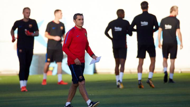 El técnico del Barcelona, Ernesto Valverde, durante un entrenamiento.