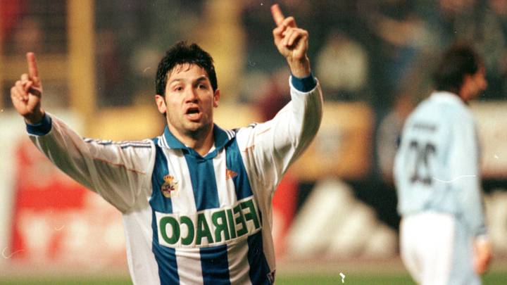 El Turu Flores celebra un gol con el Deportivo en un derbi contra el Celta.