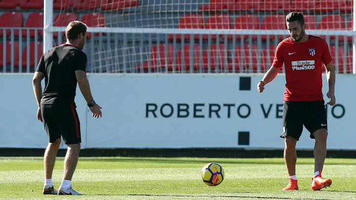 Koke toca balón.