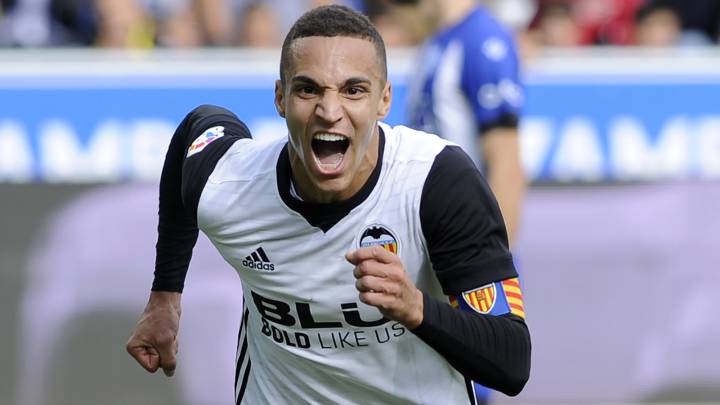 Resumen y goles del Alavés 1-2 Valencia. Rodrigo, de penalti, dio al Valencia su sexta victoria consecutiva en un partido muy sufrido en Mendizorroza.