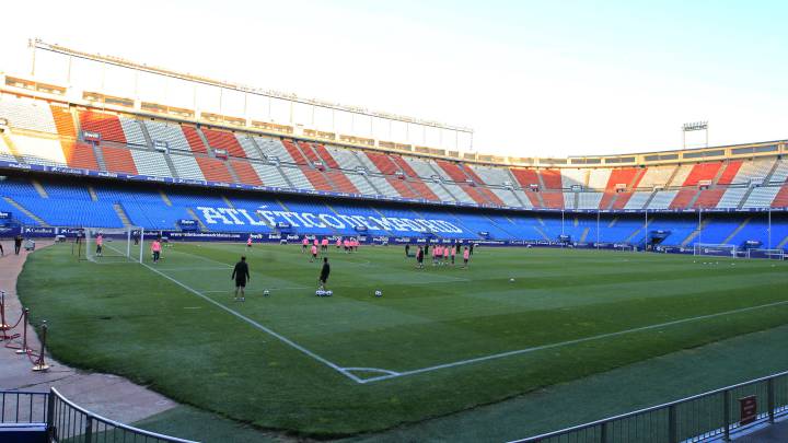 Panorámica del Vicente Calderón ayer, en la primera vez que el Atlético de Madrid volvía a su viejo estadio tras la inauguración del Wanda Metropolitano, en el último antes del Qarabag.