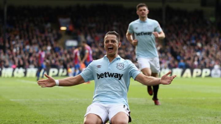 El jugador mexicano del West Ham, Javier Hernández, destejando un gol durante un partido de la Premier.