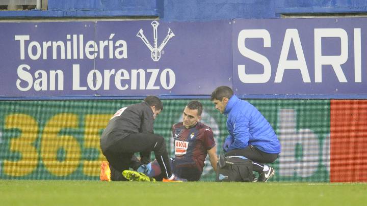 Escalante, en el momento de su lesión en el partido ante el Levante.