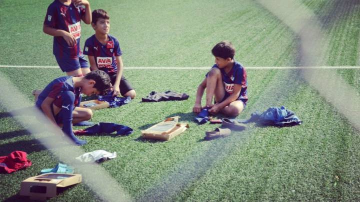Niños con equipaciones del Eibar.