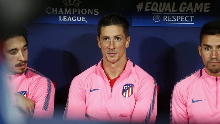 Fernando Torres en el banquillo junto a dos compañeros del Atlético.