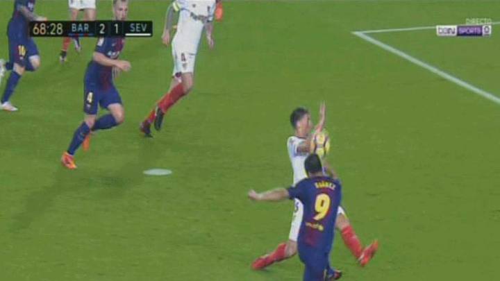 Mano de Lenglet a remate de Suárez y derribo sobre Rakitic