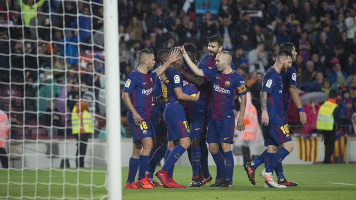 Los jugadores del Barcelona, durante el partido contra el Sevilla.