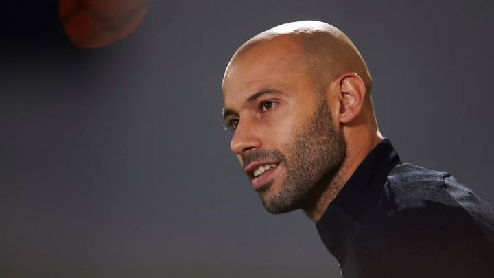 El jugador del FC Barcelona Javier Mascherano, durante el entrenamiento en la ciudad deportiva Joan Gamper.