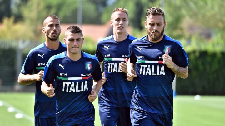 De Rossi, durante un entrenamiento, junto a Spinazzola, Verratti y Conti.