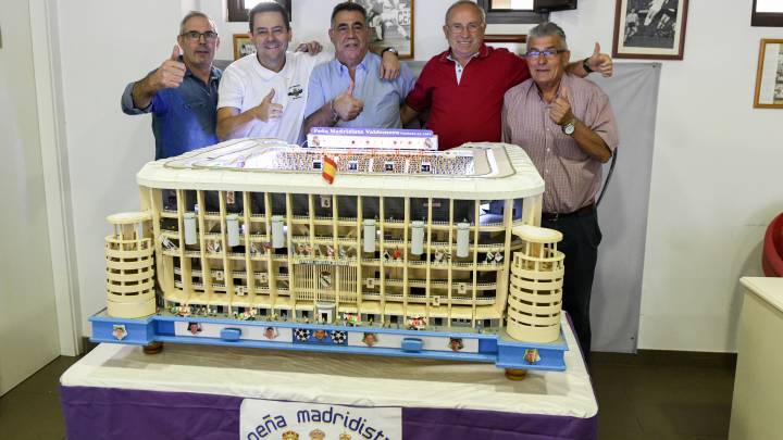 Santi Fernández (centro) posa con sus directivos y Roncero junto a la maqueta.