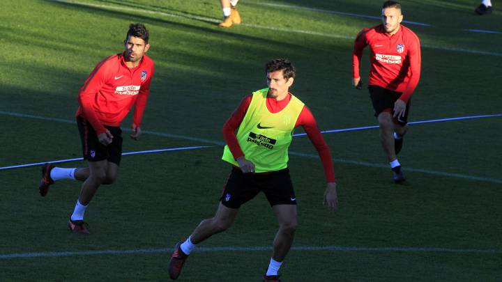 Savic, Koke y Diego Costa, durante el entrenamiento del Atlético de Madrid.