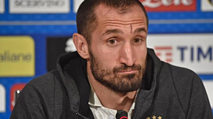 El defensa de la selección italiana de fútbol Giorgio Chiellini ofrece una rueda de prensa en el Centro de Deportes Coverciano, en Florencia (Italia) hoy, 8 noviembre de 2017. Italia se enfrentará mañana a Suecia en un partido de ida de la repesca perteneciente al Mundial 2018.