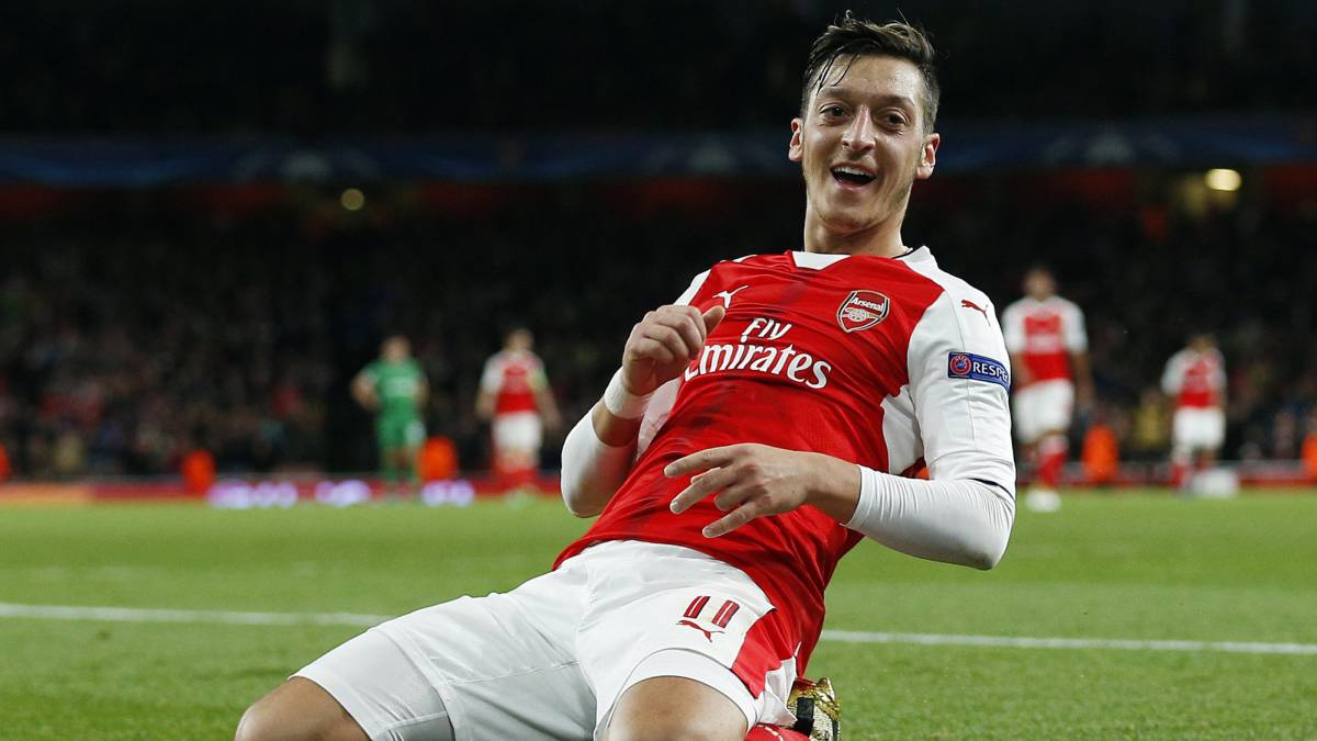 Mesut Özil, en la agenda del Atlético de Madrid, celebra un gol con el Arsenal.