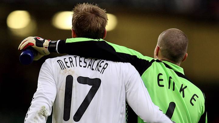 Mertesacker y Enke.