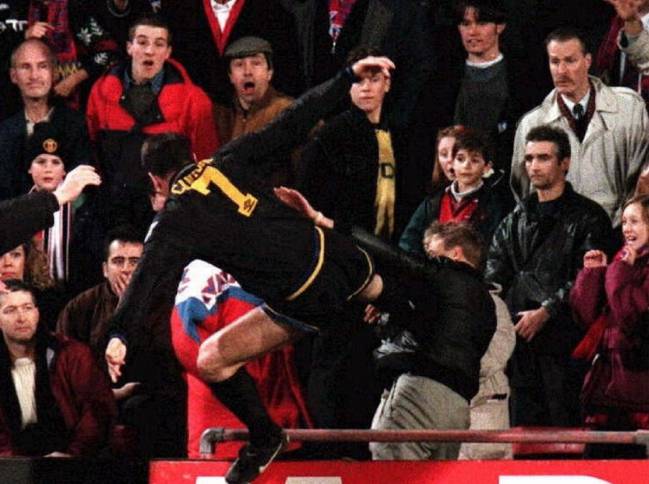 La famosa patada del francés Éric Cantoná contra un aficionado del Crystal Palace.