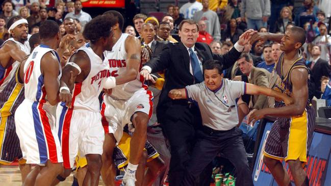 Rick Carlisle y Tommy Nuñez tratan de separar a Ben Wallace y Ron Artest, durante una de las mayores trifulcas en la historia de la NBA.
