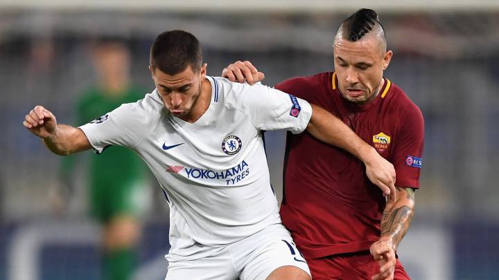 Nainggolan intenta arrabatarle la pelota a Hazard durante el último partido en la Champions League.