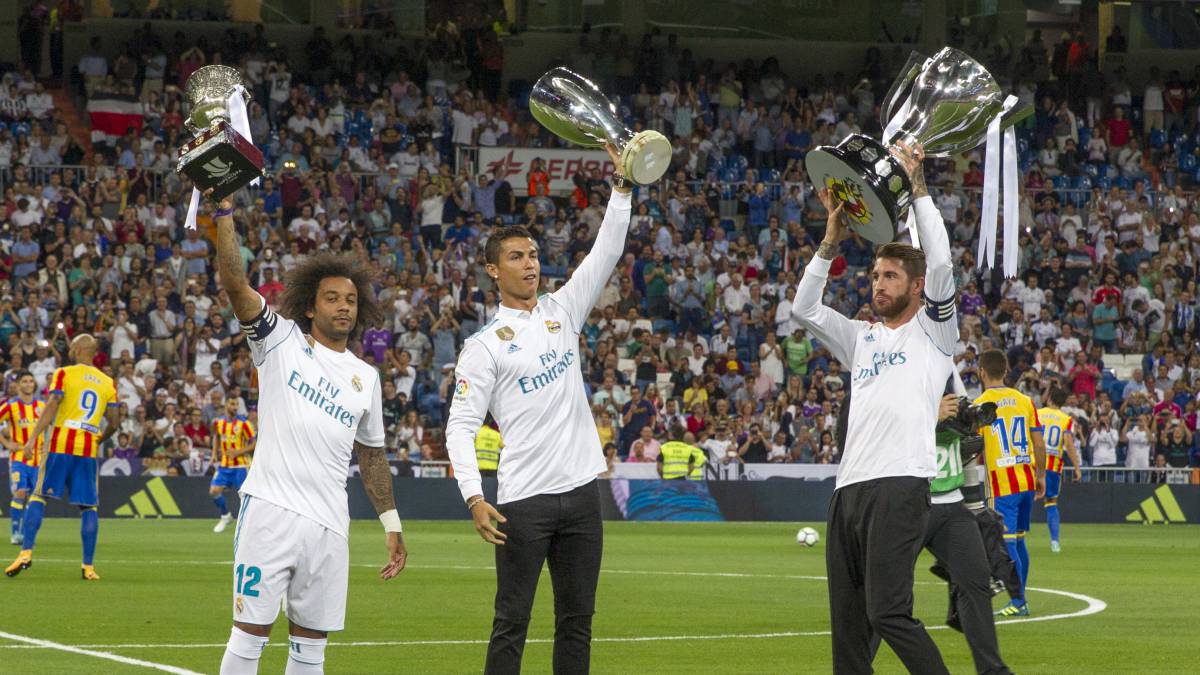 Marcelo, Cristiano y Ramos brindando los trofeos al Bernabéu.