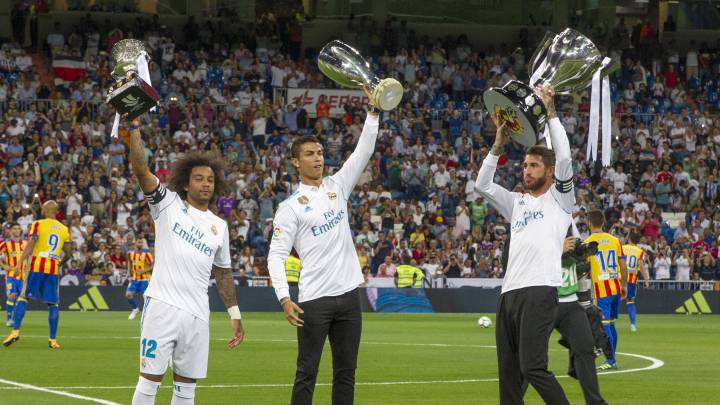 Marcelo, Cristiano y Ramos brindando los trofeos al Bernabéu.