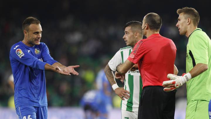 LaLiga denuncia al Betis por cánticos contra el jugador del Getafe Juan Ruiz Torres Cala durante la 11ª jornada. "Cala, cabrón, puta de Nervión", cantaron.