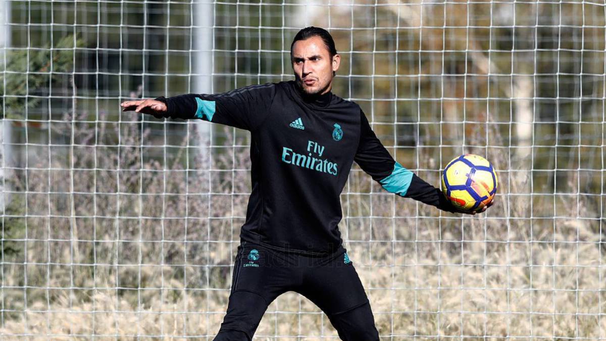Keylor lanza un balón en un entrenamiento del Real Madrid.