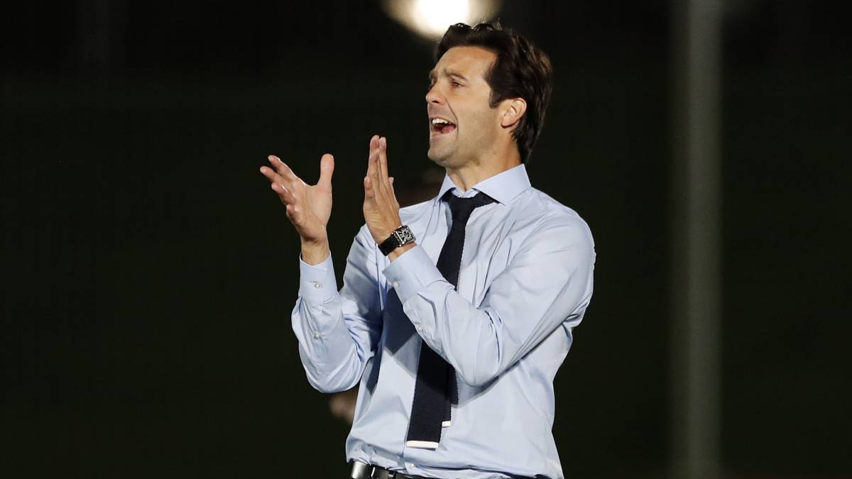 Solari aplaude en un partido del Real Madrid Castilla.