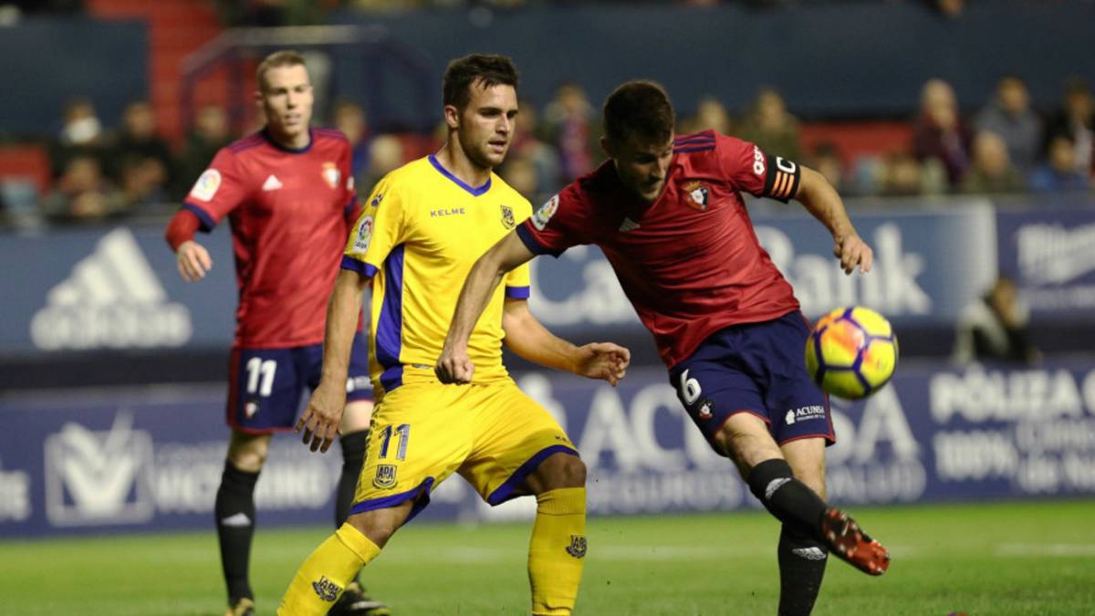 Álvaro Giménez pelea el balón.