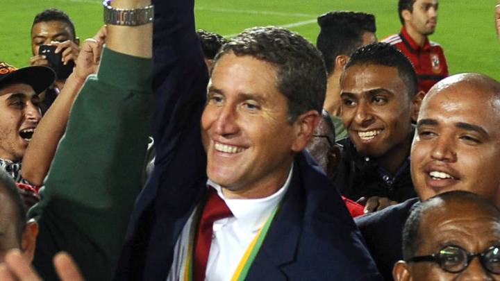 Juan Carlos Garrido sostiene un trofeo.