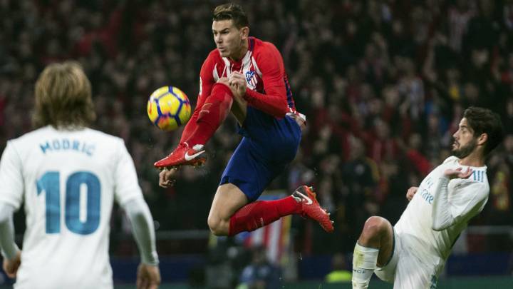 Lucas Hernández salta a cortar un balón ante Isco y Modric en el Atlético-Real Madrid del sábado en el Wanda.