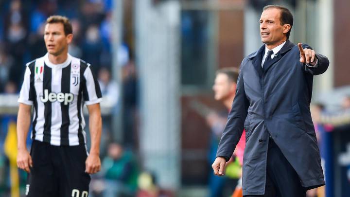 El entrenador de la Juventus, Massimiliano Allegri. Al fondo, el lateral suizo, Stephan Lichsteiner.