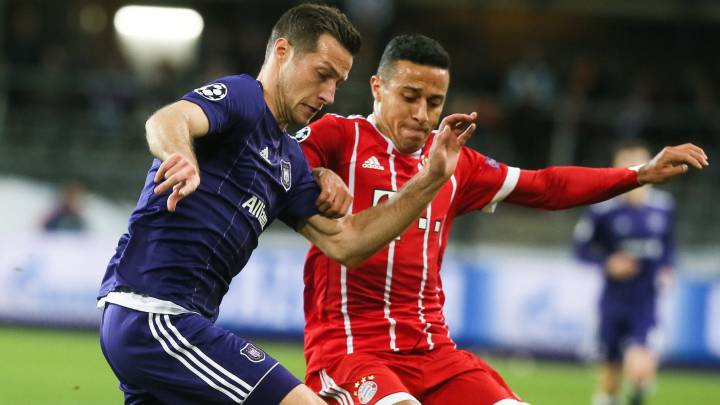 Thiago Alcantara pelea un balón con un jugador del Anderlecht.
