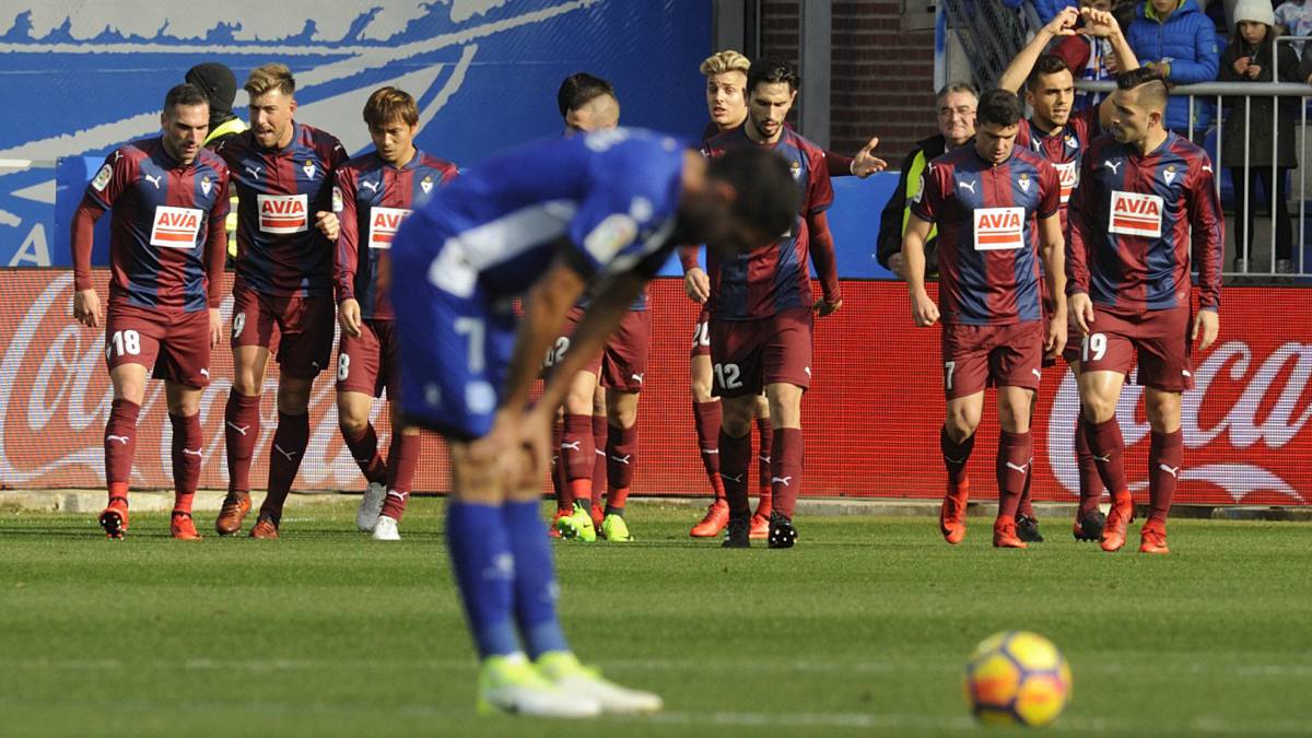 Resumen y goles del Alavés 1-2 Eibar. Jordán y Charles hicieron los goles de un Eibar que ganó el derbi vasco y hunde un poco más al Alavés.
