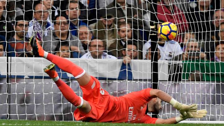 Kiko Casilla se estira pero no logra despejar el balón que acaba en gol.