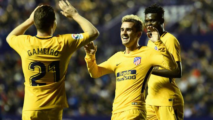 Griezmann se felicita con Gameiro tras uno de los goles del Atlético, que ganó 5-0, en el Ciutat.