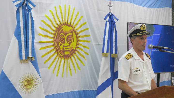 El portavoz de la Armada Argentina, Enrique Balbi, ofrece una rueda de prensa sobre la búsqueda del submarino.