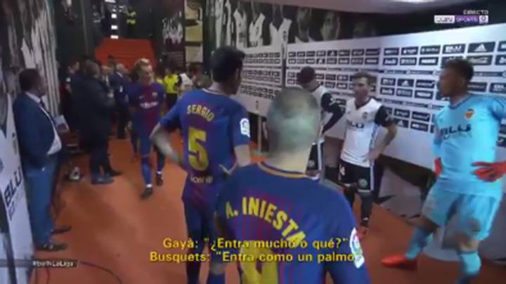 José Luis Gayà (Valencia), hablando con Sergio Busquets (Barcelona) en el túnel de vestuarios.