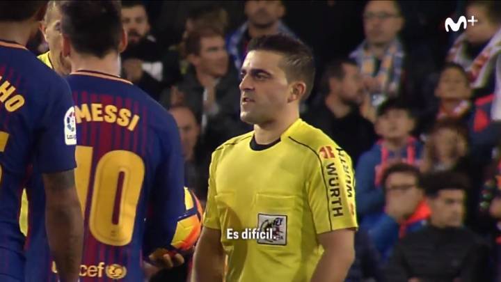 El árbitro asistente, Ramos Ferreiros, le dice a Leo Messi (Barcelona) que era difícil ver el gol.