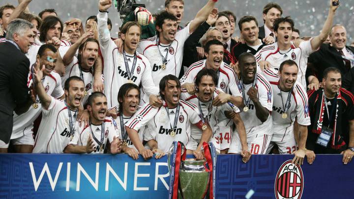 Los jugadores del Milán celebran la Champions de 2007 ganada al Liverpool en Atenas.