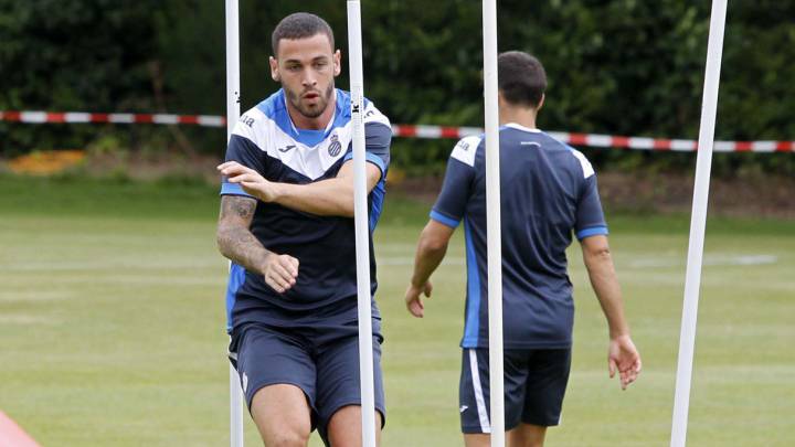 Álvaro Vázquez entrenando con el Espanyol