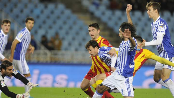 Jugadores de la Real y del Lleida durante el duelo de Copa del rey en Anoeta.