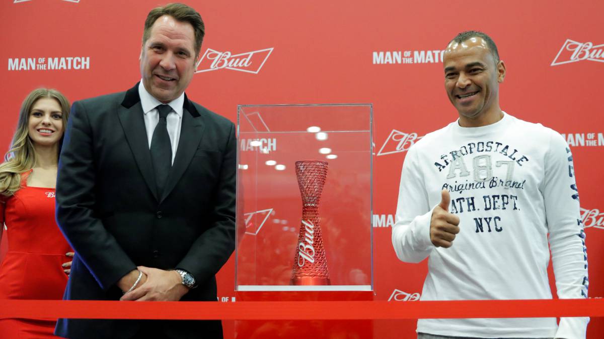 Seaman y Cafú, ayer en Moscú, donde será el sorteo.