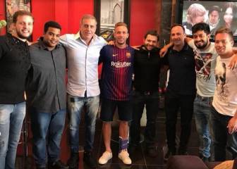Arthur se pone la camiseta del Barça en una reunión