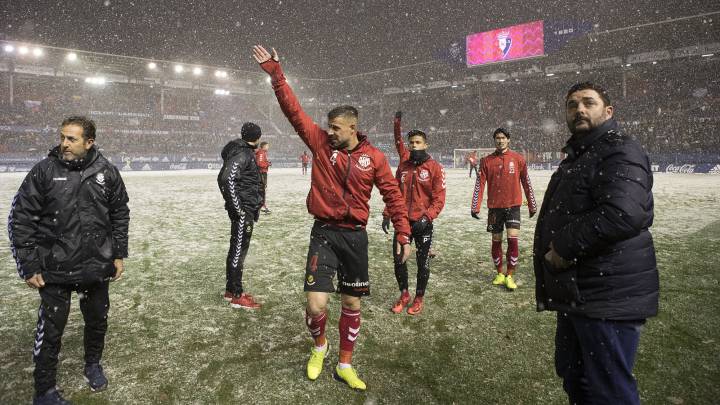 Los jugadores de Osasuna se despiden del público tras la suspensión del partido ante el Nástic.