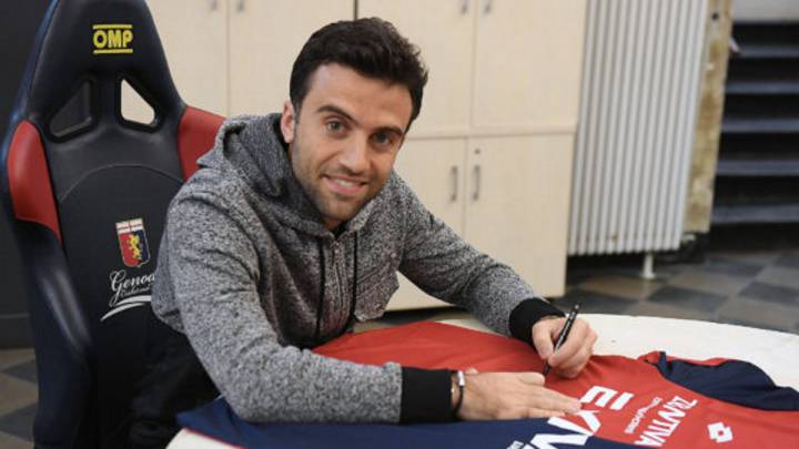 Guiseppe Rossi firma con el Genoa.
