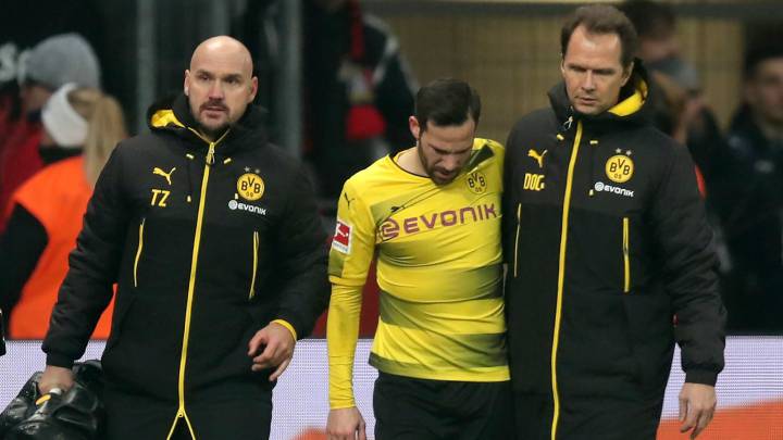 Gonzalo Castro retirándose lesionado del Dortmund-Leverkusen.